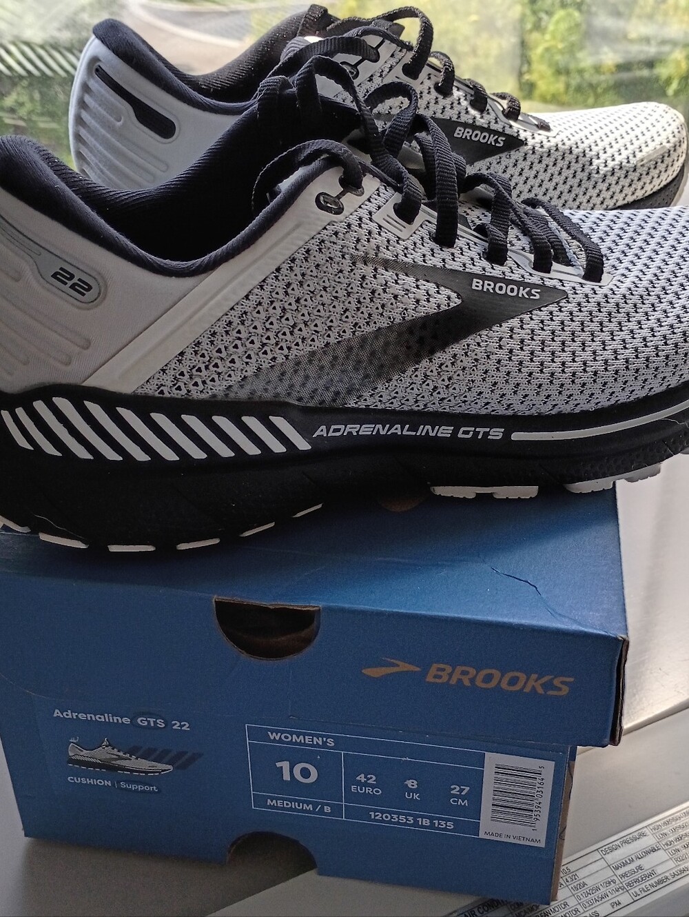 Brooks Adrenaline GTS 22 Sneakers - Gray & Black--LIKE NEW--WORN ONCE